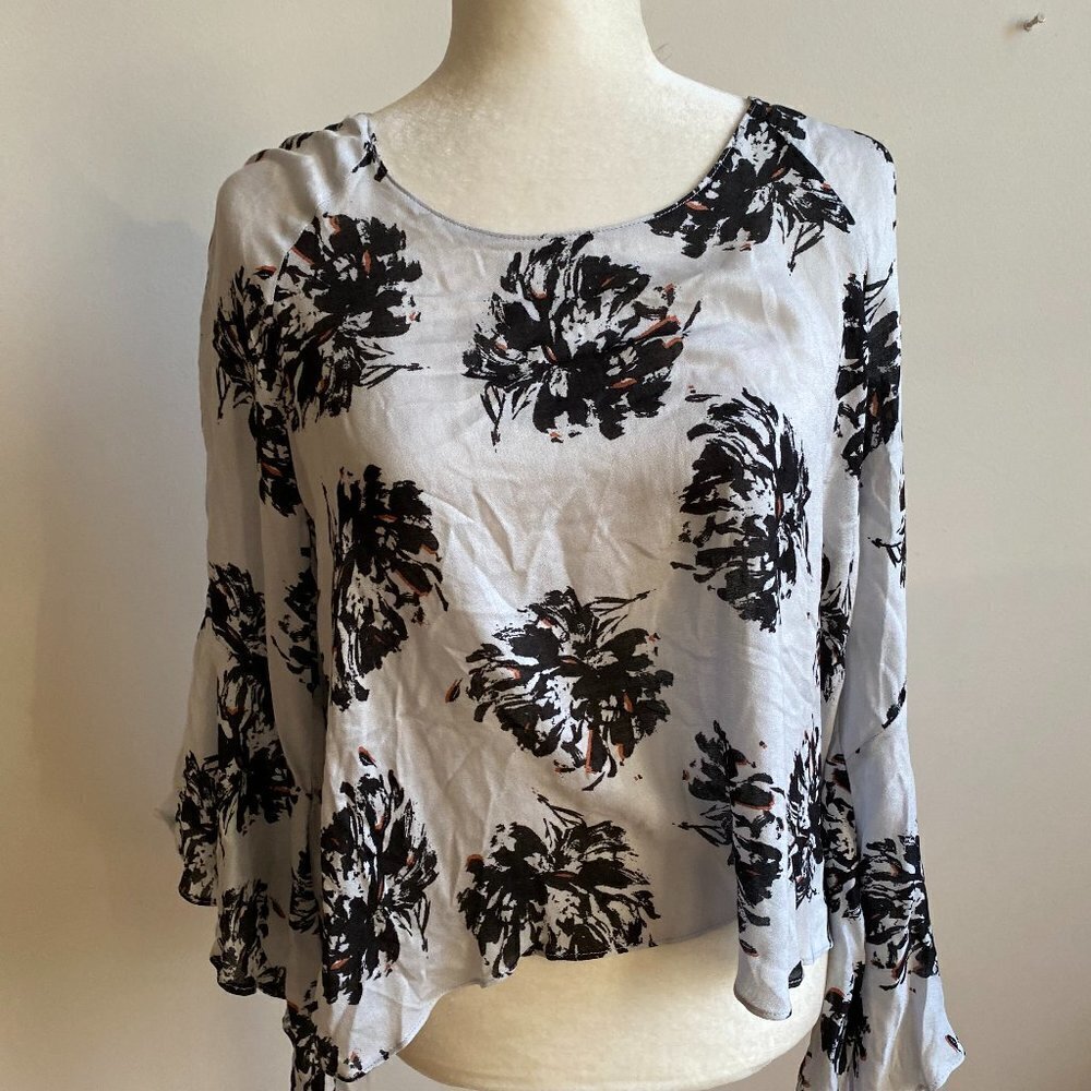 Astr NEW gray black sz Medium blouse bell sleeve